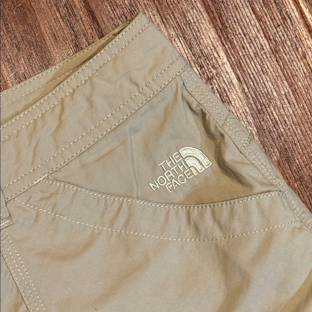 Size 12 Women’s The North Face Beige Cargo Shorts - Picture 6 of 10
